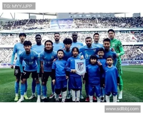 大连人对决重庆人激战正酣双方全力争胜展现足球激情与团队精神 大连人对决重庆人激战正酣双方全力争胜展现足球激情与团队精神