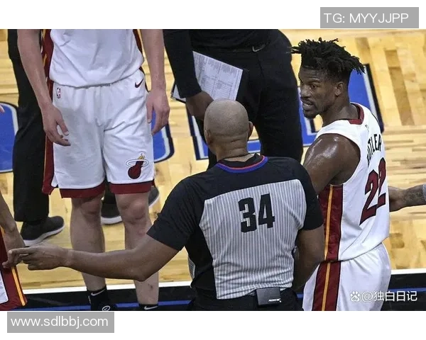 字母哥愤怒撕裂球衣雄鹿惨败更衣室内冲突升级引发关注 字母哥愤怒撕裂球衣雄鹿惨败更衣室内冲突升级引发关注