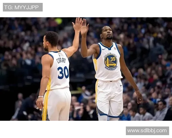 开拓者与勇士赛场冲突引发激烈争执球员情绪失控现场火药味十足 开拓者与勇士赛场冲突引发激烈争执球员情绪失控现场火药味十足