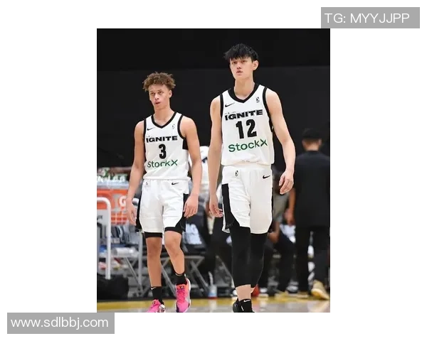 曾凡博的篮球之路:从青涩少年到职业赛场的奋斗与成长 曾凡博的篮球之路:从青涩少年到职业赛场的奋斗与成长